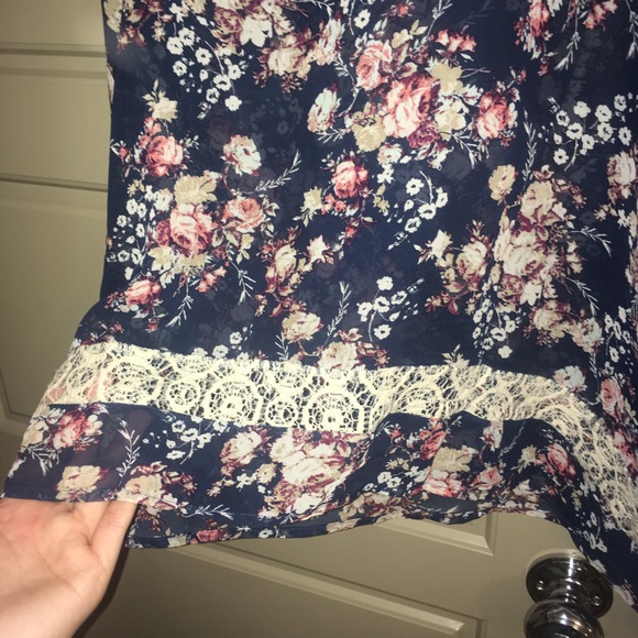 Sheet Floral Lace Top - Picture 4 of 5